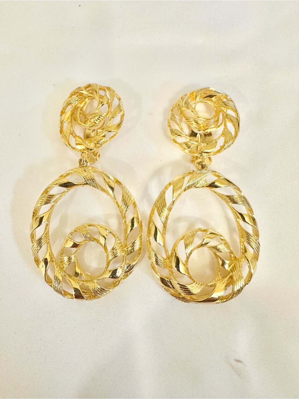 Elegant 90s Vintage Large Gold-Tone Spiral Drop Earrings - High Quality